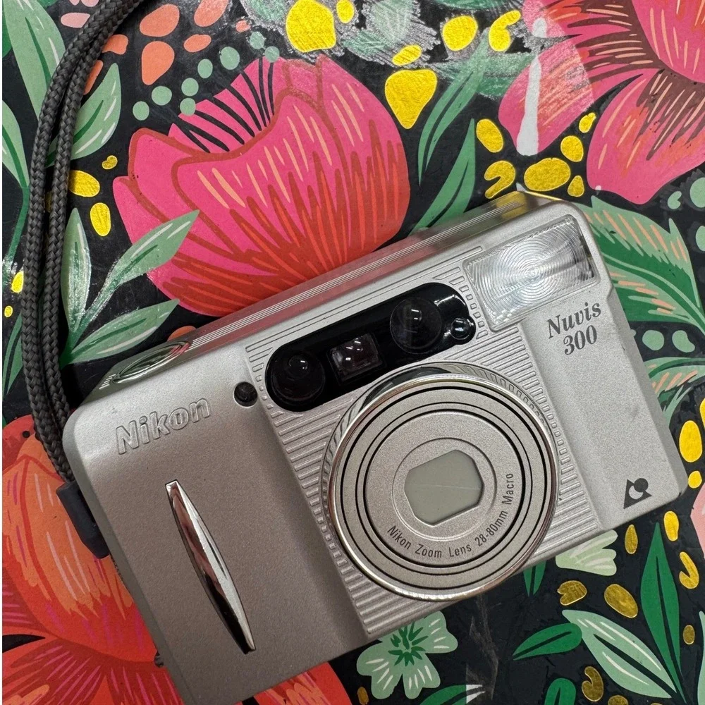 Nikon Nuvis 300 APS Film Camera 28-80mm Macro Zoom Lens Silver with Box Manual
